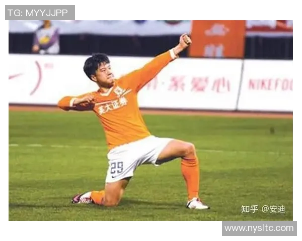 足球场上送球星礼物传递祝福与情谊让比赛更加温馨和感人